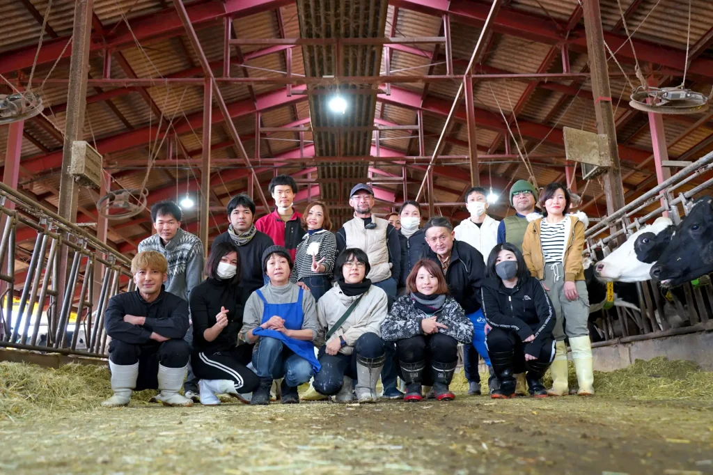 スタッフ集合写真(牛舎内)