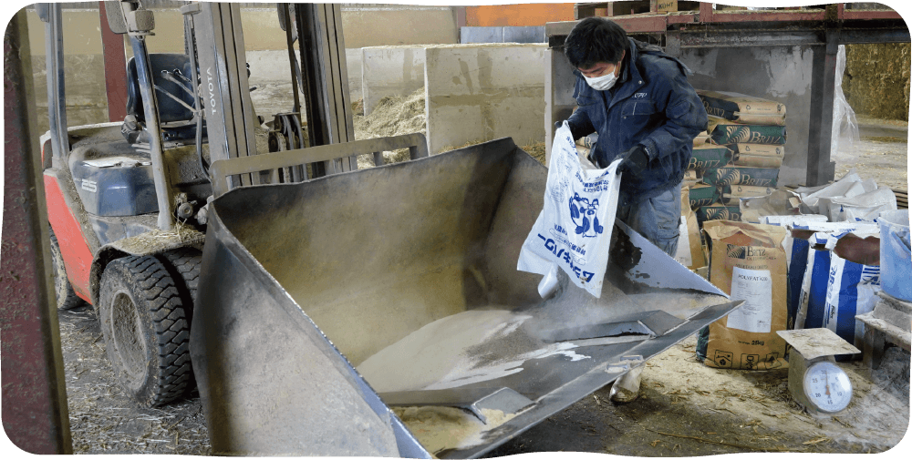 飼料を準備する姿